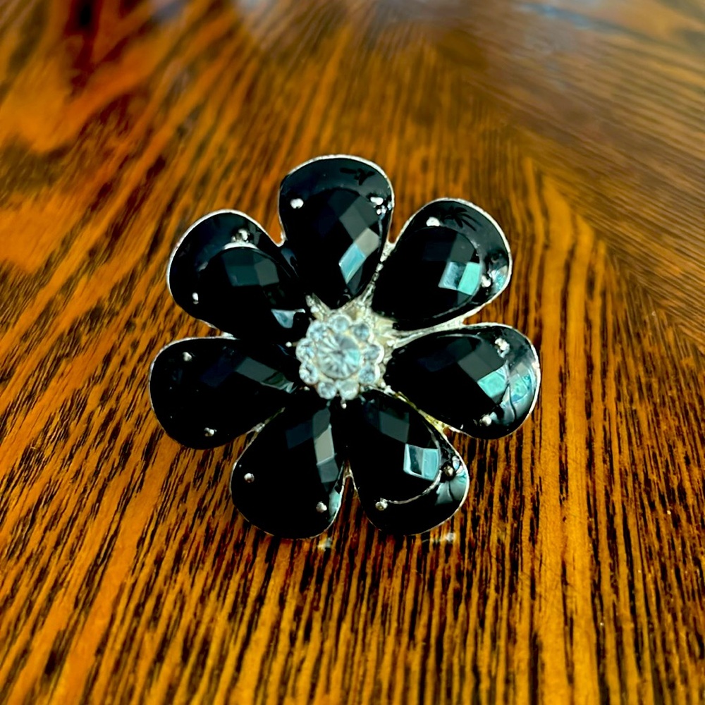 Stretch brand statement ring - silver beaded band & black flower w/ rhinestones